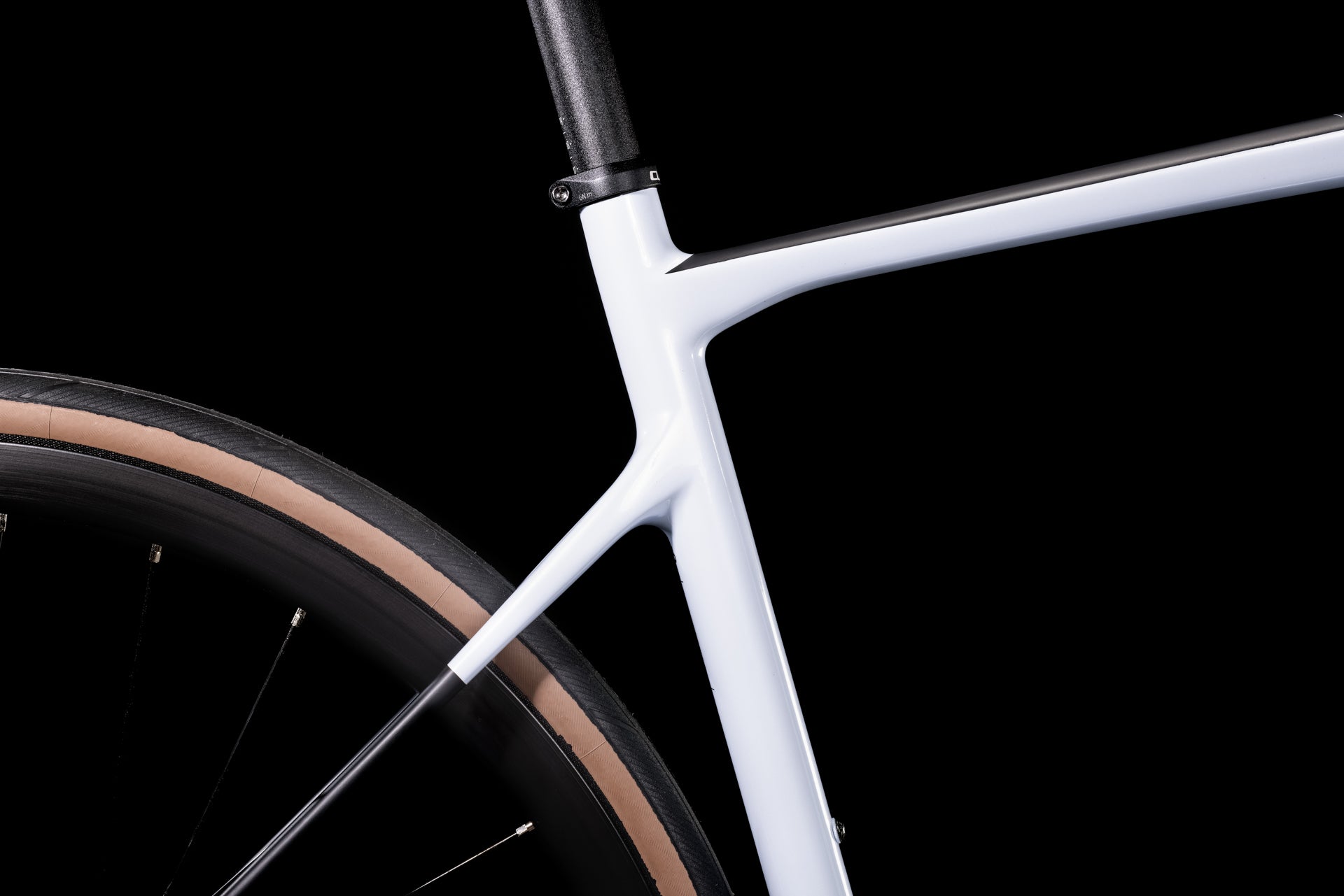 Bicicleta de ruta CUBE Attain GTC Race Frostwhite'n'Carbon 2022 / Cuadro de Carbono / Transmisión 2x11 velocidades
